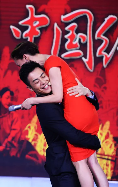 中国俳優朱雅文 彼らの新しいテレビのドラマ 紅いコーリャン 初演の記録セッション中に 2014 日中国東部の山東省済南市での女優周迅の抱擁 — ストック写真