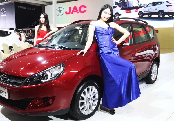 Modelo Posa Stand Jac Durante Una Exposición Automóviles Zhengzhou Provincia — Foto de Stock