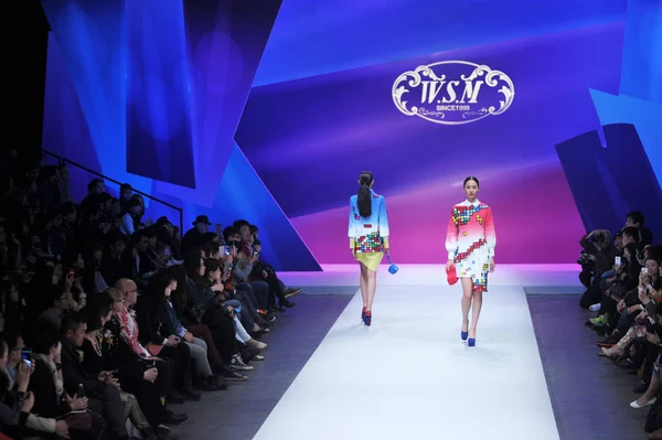 Modelos Exibir Criações 2014 China Knitwear Fashion Design Concurso Durante — Fotografia de Stock
