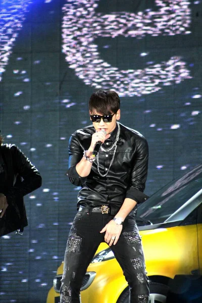 2014 上海でスマート ライブ コンサートで実行する韓国の人気俳優で歌手の雨 — ストック写真