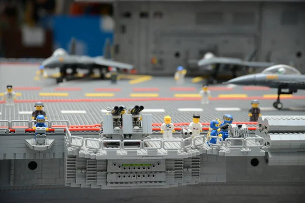 Parte Modelo Liaoning Aircraft Carrier Feito Tijolos Lego Retratado Shopping — Fotografia de Stock