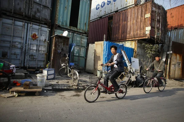 Cyklers Jazdy Ostatnich Domach Konwertowane Kontenerów Wysyłki Przedmieściach Szanghaju Chiny — Zdjęcie stockowe