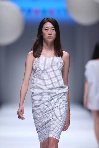 モデルは 2014 上海に上海ロンドンファッションウィークの春 2015 年中に無限のファッションショーで新しい創造を表示します — ストック写真