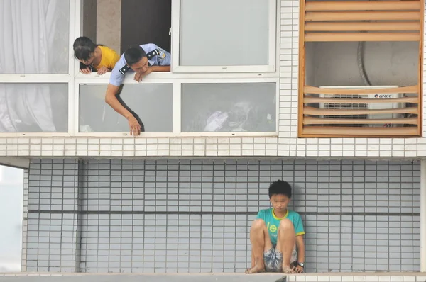 Xiao Kai Direita Senta Dossel Enquanto Sua Mãe Policial Conversam — Fotografia de Stock