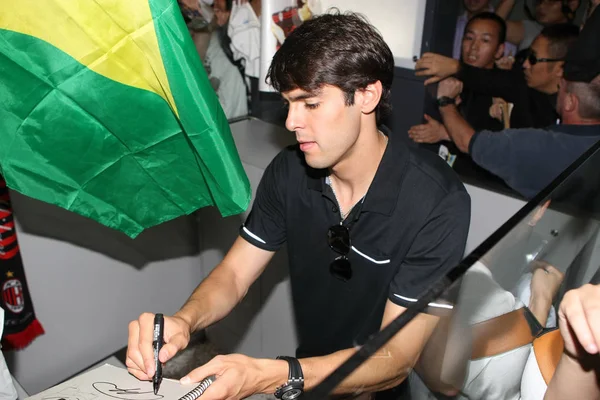 ブラジル サッカー選手リカルド Izecson サントス レイテ として知られている署名彼は 2013 上海市に彼の中国ツアーで上海虹橋空港に到着すると同時にファンのために — ストック写真