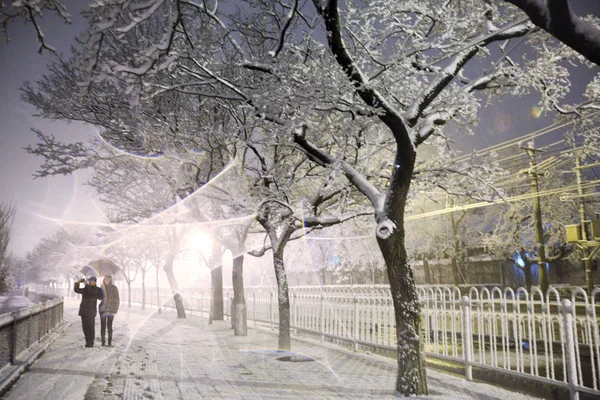 Two Pedestrians Take Photos Park Night Snow Beijing China March — Stock Photo, Image