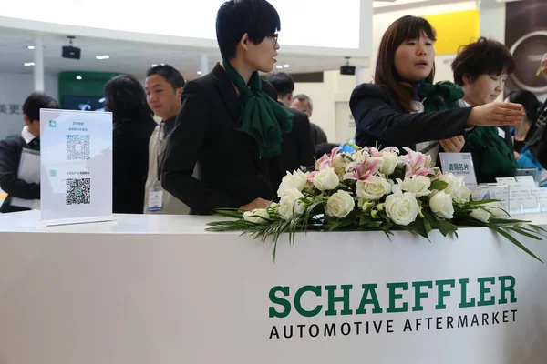 Chinese Employees Seen Stand Schaeffler 2014 Automechanika Shanghai Ams Exhibition — Stock Photo, Image