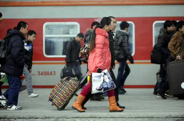 Chiński Pasażerów Chodzić Ich Pociągi Shenyang Północ Podczas Gorączki Podróży — Zdjęcie stockowe