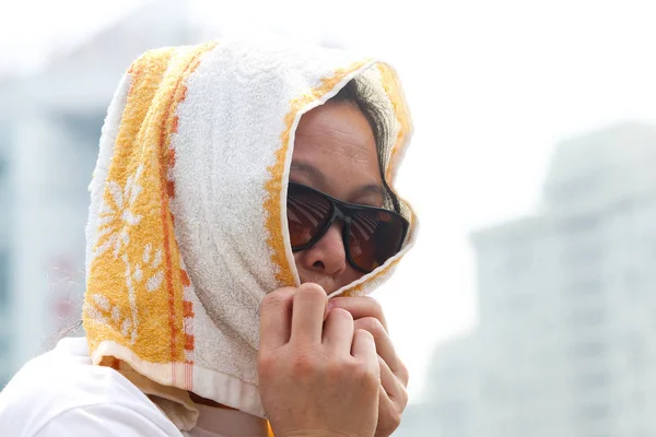 Pieszych Obejmuje Głowę Ręcznikiem Palone Słońce Drodze Szanghaju Chiny Lipca — Zdjęcie stockowe