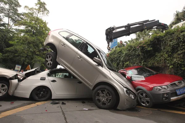 2014年8月4日 中国广东省南部深圳市尼根西路一辆卡车相撞后 汽车堆积如山 — 图库照片