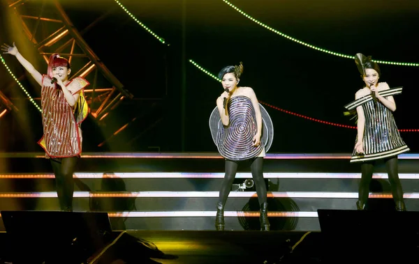 2014年8月9日 台湾流行女郎S E乐队的Selina Jen Ellachen和Hebe Tien在台湾台北举行的2014年4场世界巡回演唱会上表演 — 图库照片