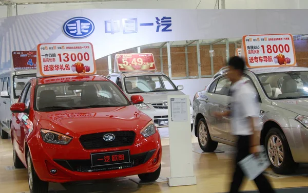 Visitante Pasa Por Delante Los Coches Faw Una Feria Automóviles — Foto de Stock