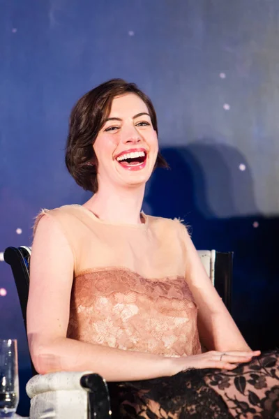 Aktris Amerika Anne Hathaway Tertawa Saat Konferensi Pers Untuk Film — Stok Foto