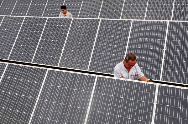 Китайские Рабочие Изучают Солнечные Батареи Фотоэлектрической Фотоэлектрической Электростанции Городе Ляочэн — стоковое фото