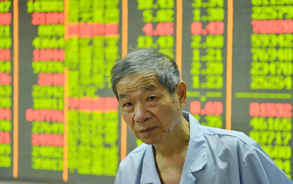 Inversor Chino Preocupado Mientras Mira Los Precios Las Acciones Rojo —  Fotos de Stock