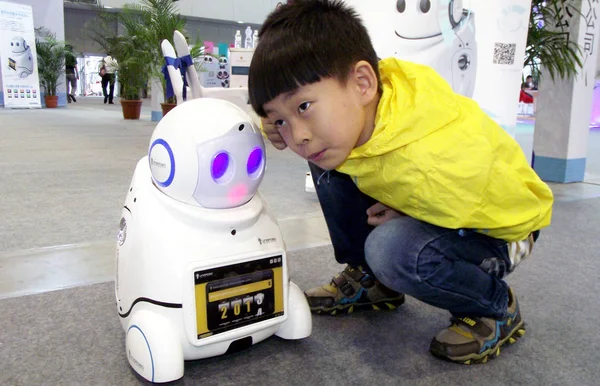 Niño Escucha Robot Que Puede Interactuar Con Los Seres Humanos —  Fotos de Stock