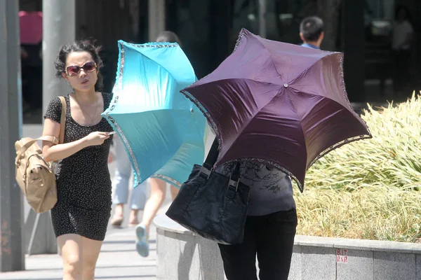 Pedestrians Shield Themselves Umbrellas Scorcing Sun Brave Strong Wind Street — Stock Photo, Image