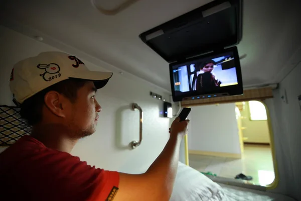 Клієнт Дивиться Телевізор Своїй Камері Капсули Готелі Місті Haikou Південній — стокове фото