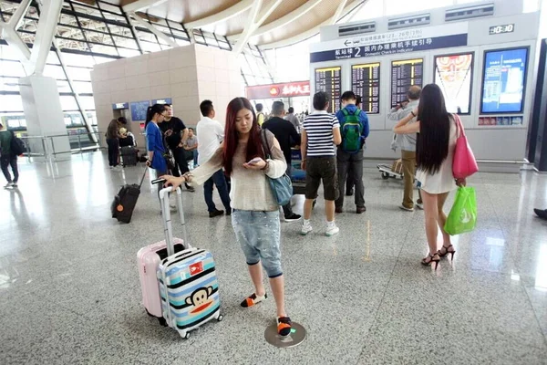 Pasażerów Spojrzeć Informacje Loty Międzynarodowe Lotnisko Pudong Szanghaju Chiny Września — Zdjęcie stockowe