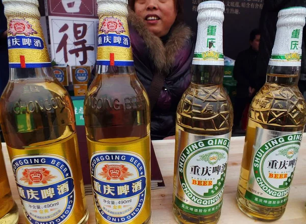 Cerveza Chongqing Embotellada Fabricada Por Chongqing Brewery Ltd Está Venta —  Fotos de Stock