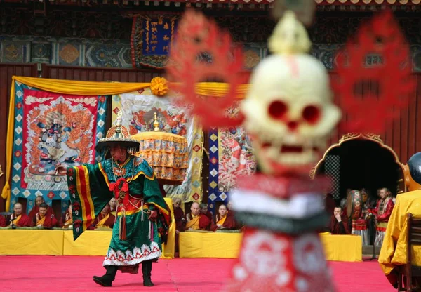 Lama Performs Traditional Buza Dance Yonghegong Lama Temple Part Annual — Stock Photo, Image