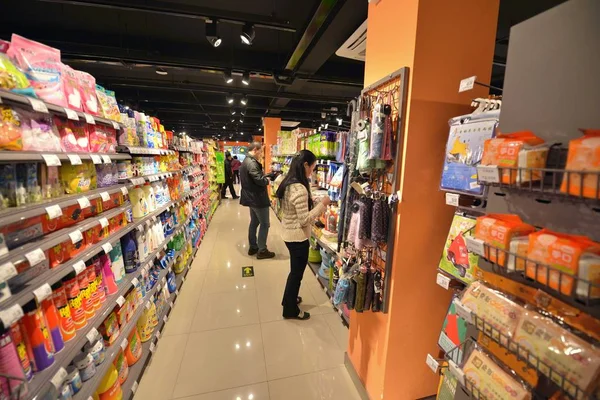 2014년 11월 25일 상하이의 까르푸 편의점에서 고객들이 쇼핑을 — 스톡 사진