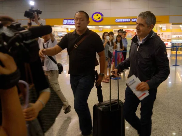 Actor Inglés Rowan Atkinson Derecha Llega Aeropuerto Internacional Shanghai Pudong — Foto de Stock