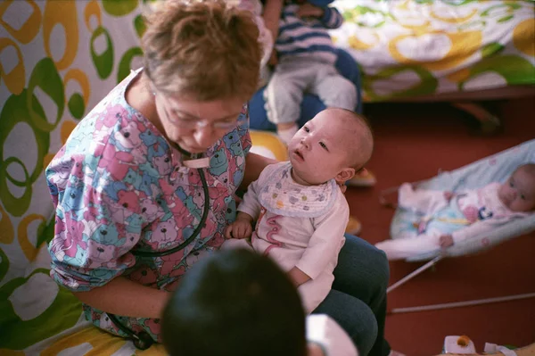 Lyn Gould Enfermera Británica Cuida Bebé Butterfly Home Changsha Capital — Foto de Stock