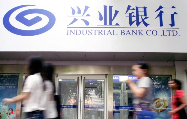 Fußgänger Gehen Einer Filiale Der Industriebank Ltd Der Stadt Nanjing — Stockfoto