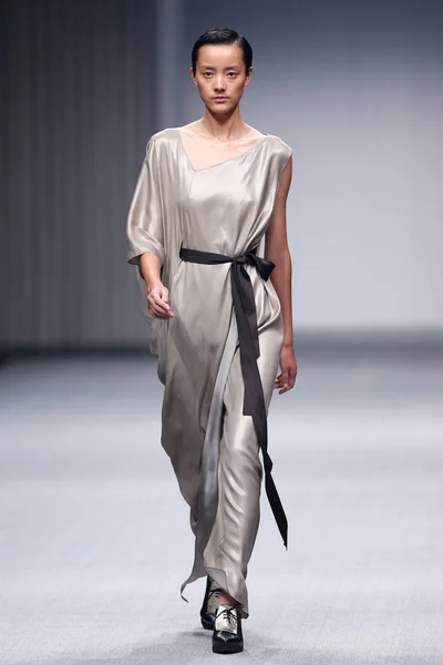 モデルは 2014 上海に上海ロンドンファッションウィークの春 2015 年の間に Zhuchongyun のファッションショーで朱 Chongyun デザイナーによって新しい創造を表示します — ストック写真