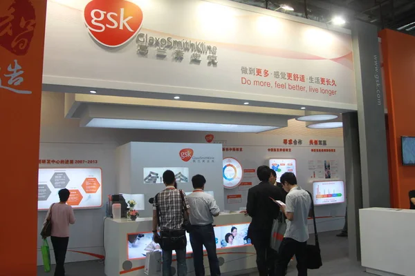 People Visit Stand Glaxosmithkline Gsk Exhibition Shanghai China May 2013 — Stock Photo, Image