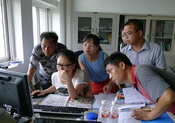 Китайські Вчителі Батьки Журналісти Читали Останні Новини Про Азіатських Авіакомпаній — стокове фото
