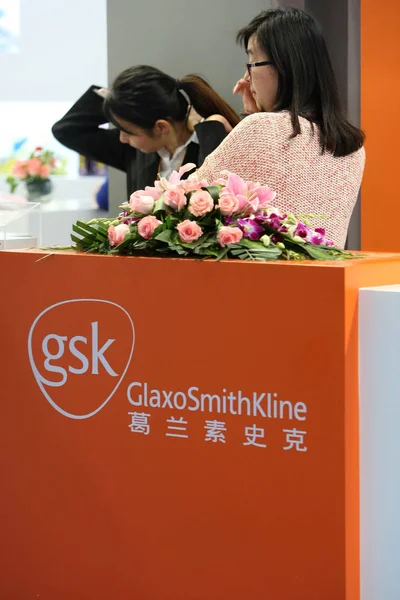 Chinese Employees Seen Stand Glaxosmithkline Gsk Exhibition Shanghai China May — Stock Photo, Image