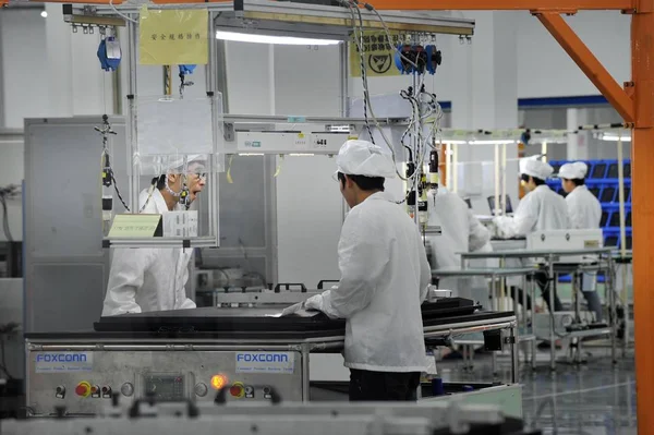 Kinesiska Arbetare Producerar Delar Apparater Vid Fabriken Foxconn Guiyang City — Stockfoto