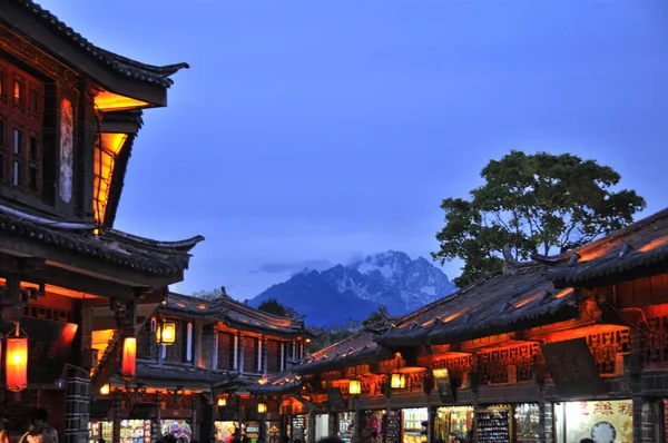 Vista Noturna Edifícios Antigos Contra Montanha Neve Dragão Jade Yulong — Fotografia de Stock