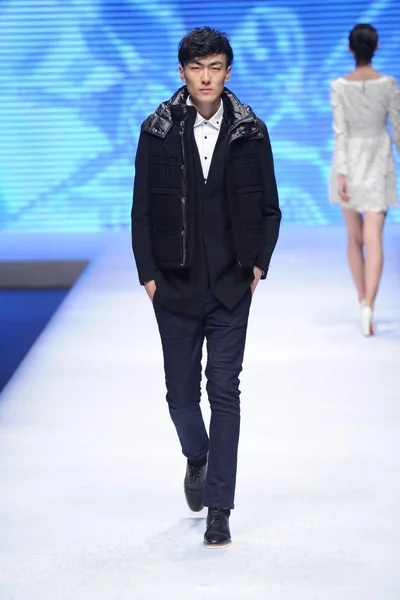モデルはメルセデス ベンツ中国 2013年秋 冬のファッションウィーク北京 2013 日の間に Viscap Biing ファッションショーで中国ファッション デザイナー元 — ストック写真
