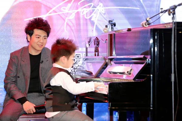 Pianista Chino Lang Lang Izquierda Observa Niño Tocando Piano Durante —  Fotos de Stock