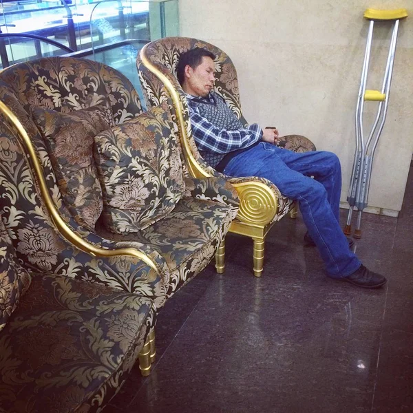 Seorang Pria Tionghoa Tidur Siang Sofa Sebuah Pusat Perbelanjaan Kota — Stok Foto