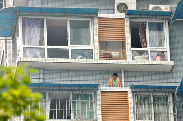 Xiao Kai Est Assis Sur Auvent Sous Fenêtre Immeuble Appartements — Photo