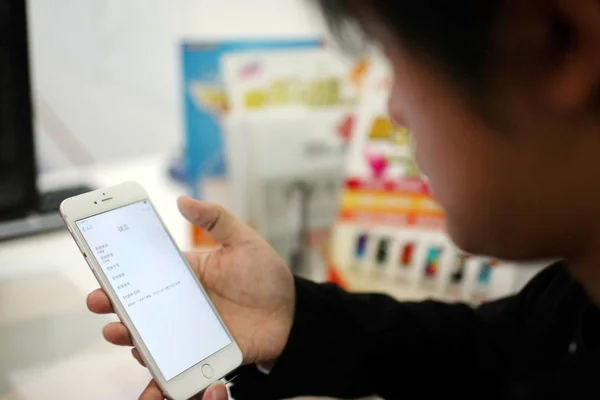 Comprador Chino Utiliza Teléfono Inteligente Iphone Una Sucursal China Unicom — Foto de Stock