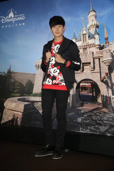 新加坡歌手林俊杰在2014年12月4日于台湾台北举行的放映香港迪士尼乐园微片新闻发布会上摆姿势 — 图库照片