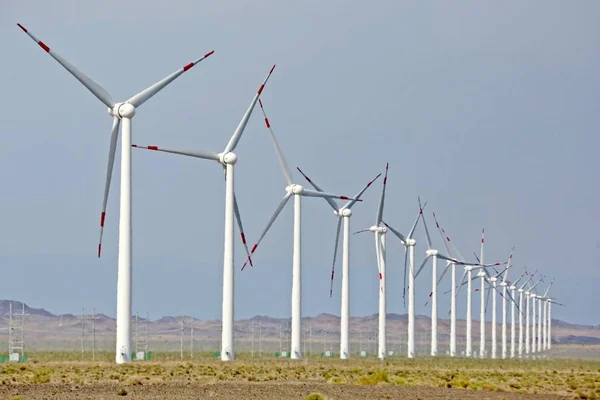 Ветряные Турбины Кружатся Выработки Электроэнергии Ветряной Электростанции Округе Баликун Хами — стоковое фото
