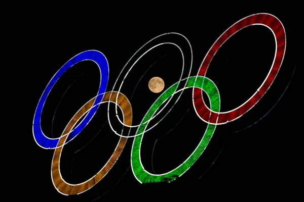 Полнолуние Можно Увидеть Через Олимпийские Кольца Ворот Освобождения Известных Мужчины — стоковое фото