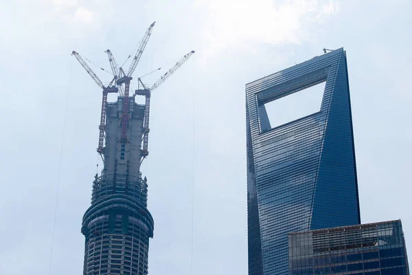 Shanghai Tower Lewo Jest Trakcie Budowy Obok Shanghai World Financial — Zdjęcie stockowe