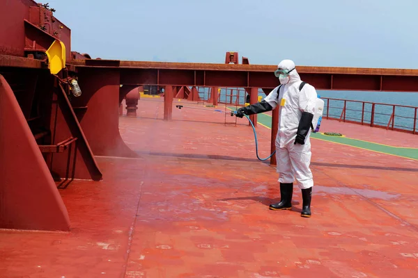 Ein Chinesischer Quarantänearbeiter Schutzkleidung Desinfiziert Das Deck Des Großschiffs Alpha — Stockfoto