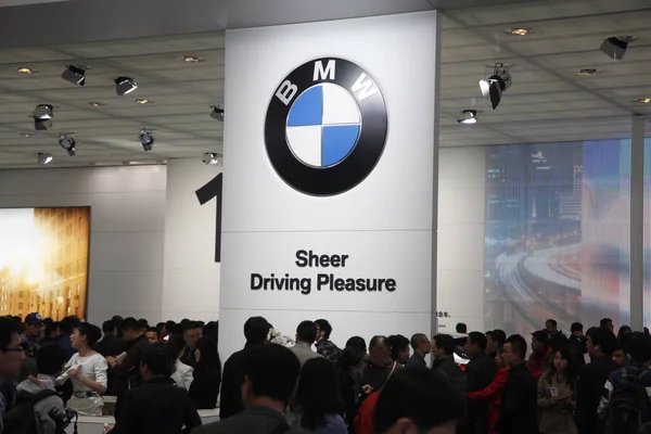 Pessoas Visitam Estande Bmw Durante Uma Exposição Automóveis Xangai China — Fotografia de Stock