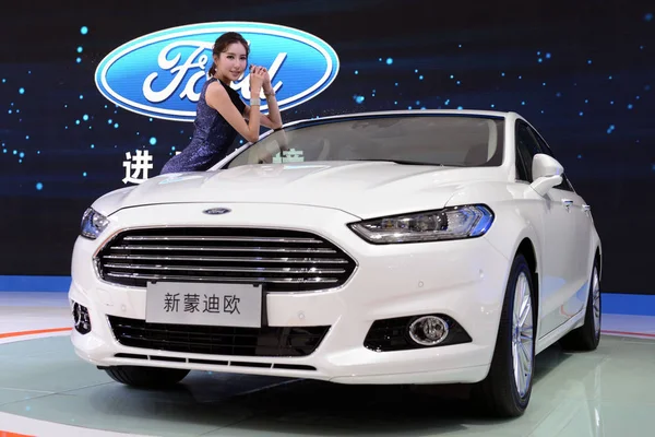 Modelo Posa Com Ford New Mondeo Durante 11Th China Guangzhou — Fotografia de Stock
