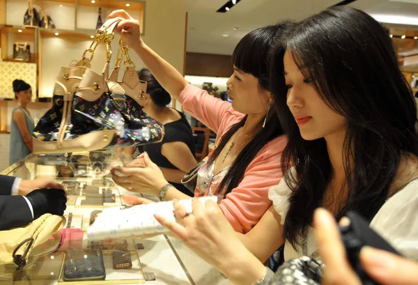 2009年8月27日 中国浙江省寧波市のLvブティックで ヴィトン バッグ その他の製品を買い物する中国人女性 — ストック写真