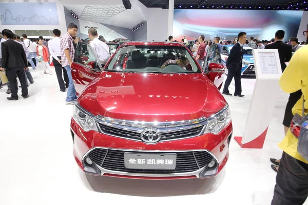 Los Visitantes Prueban Miran Toyota Camry Otros Coches Toyota Exhibición — Foto de Stock