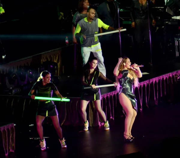 Американская Певица Мэрайя Кэри Справа Выступает Своем Концерте Шанхае Китай — стоковое фото